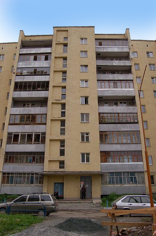 1. unser Block.JPG - unser Wohnblock - Eingang - wir wohnen in der 8. Etage auf der anderen Seite - Baujahr 1989 - unsere 2-Zimmer-Wohnung wird hier momentan mit 75.000 Dollar gehandelt (Stand April 2006) 
